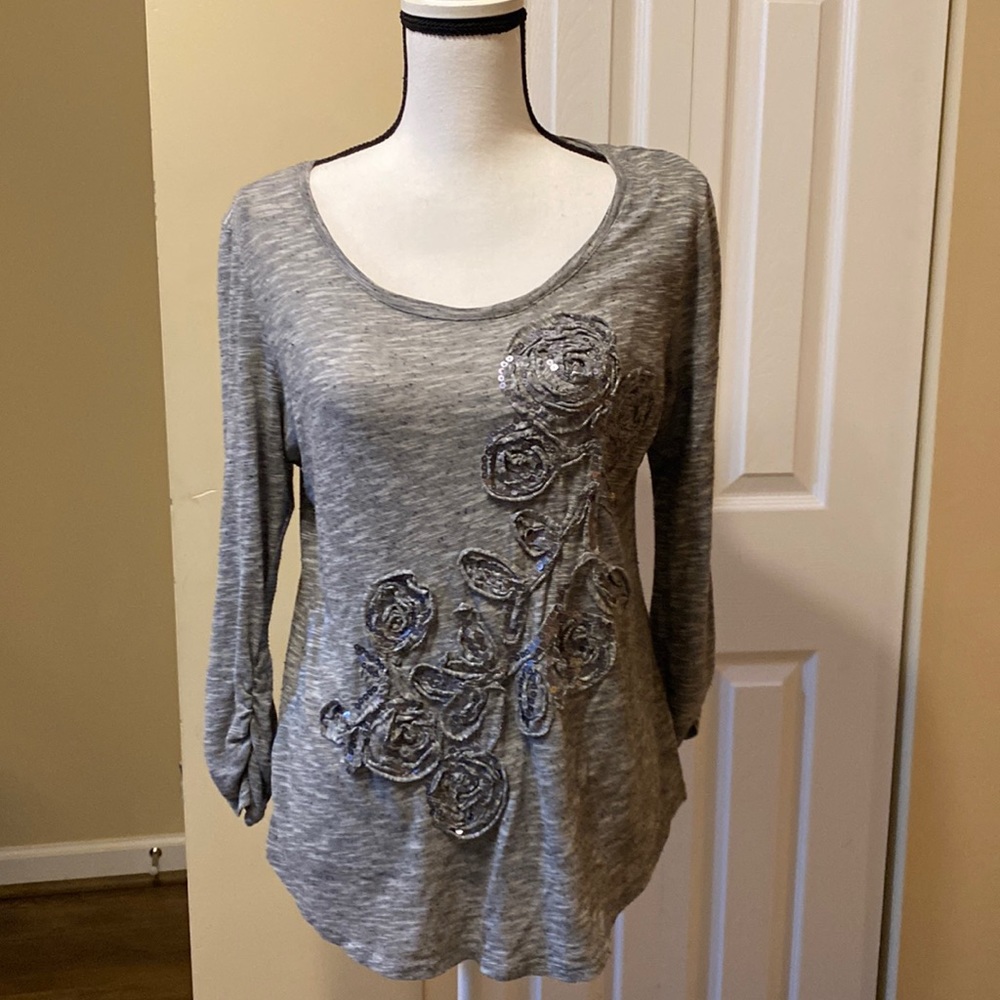 Style & co Macys brand top w/great floral sequin design - L excellen…